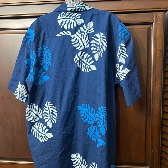 Caribelle Batik Blue/white Leaf Print Button Down shirt size medium - Picture 2 of 5